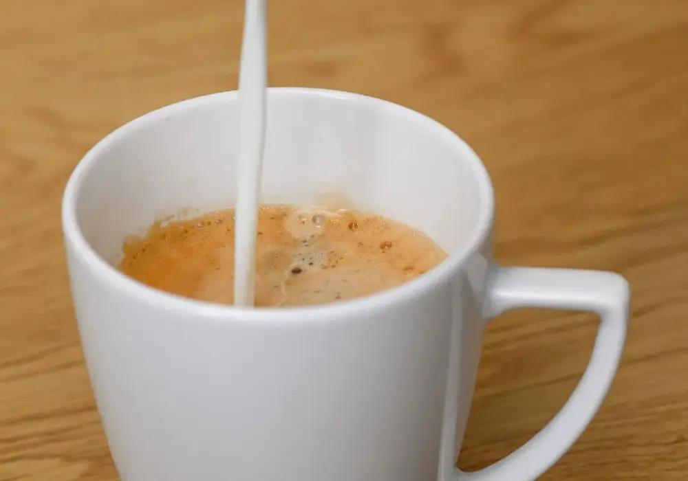 Kawa z mlekiem kalorie - Sprawdź, co najbardziej podbija wynik