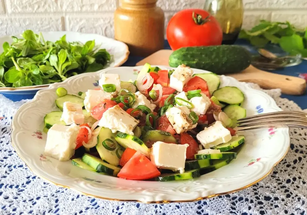 Sałatka z serem feta, pomidorem i ogórkiem - Przepis na idealny smak