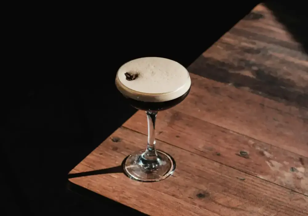Espresso martini przepis - Jak uzyskać idealną, gęstą piankę?
