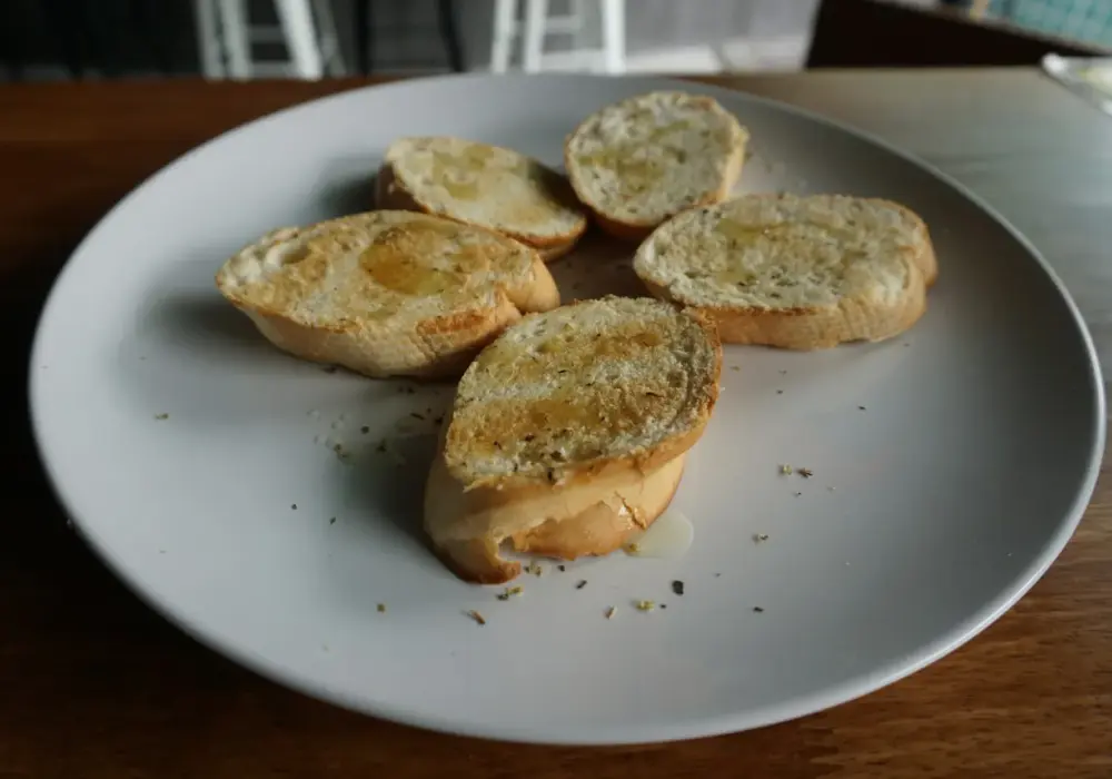 Bagietka czosnkowa kcal - Ile kalorii ma cała sztuka i jak ją jeść?