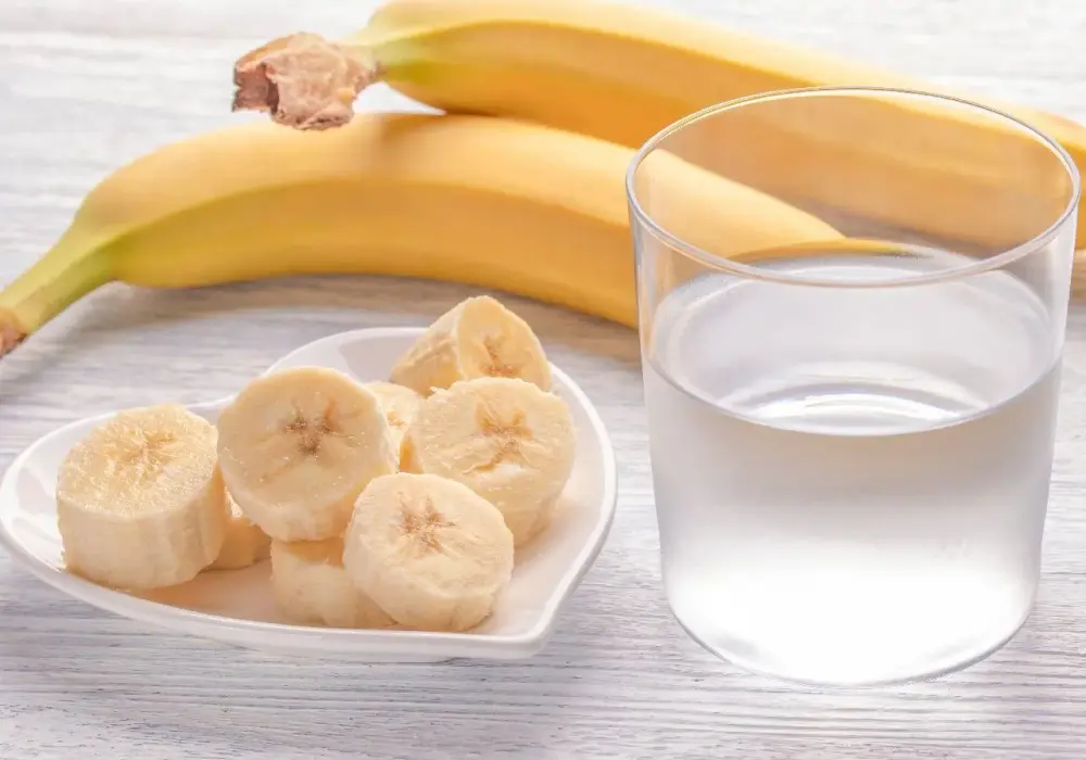 Banan przed snem? Czy to dobry pomysł? Sprawdź!