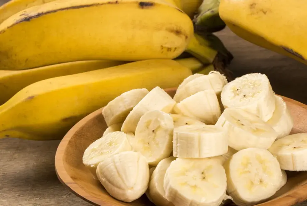 Banan - kalorie, potas, błonnik. Jak jeść go mądrze?