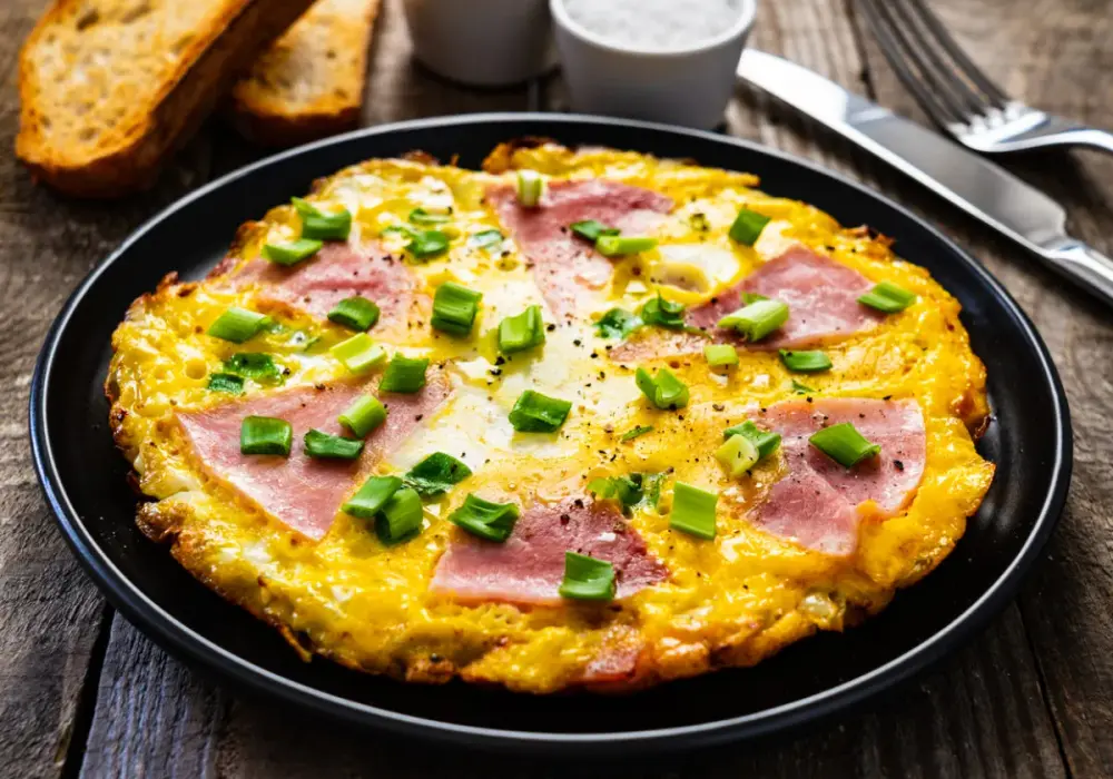 Omlet z szynką i serem - idealny przepis krok po kroku