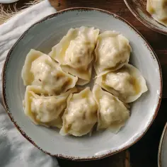 Pyszne pierogi z kapustą i grzybami, idealne na obiad. Zastanawiasz się nad pierogi z kapustą i grzybami kcal?