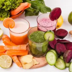 Kolorowe soki warzywne i owocowe, idealne na dietę sokową. Marchew, buraki, ogórek, jabłko, limonka, imbir i sałata.
