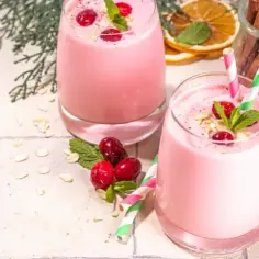 Różowe smoothie z żurawiną i miętą, idealne na zdrowe śniadanie. Inspirujące smoothie przepisy.