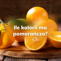 Świeże pomarańcze na desce, pytanie o pomarańcza kcal.