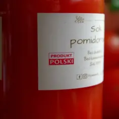 Butelka soku pomidorowego z etykietą "Produkt Polski". Czy sok pomidorowy jest zdrowy? Ten wygląda na 100% naturalny.