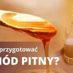 Złoty miód spływa z łyżki, obok fermentuje w balonie płyn, który pomoże Ci dowiedzieć się, jak zrobić miód pitny.