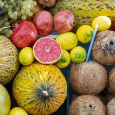Kuszące owoce: melony, granaty, cytrusy, kokosy i winogrona. Idealne, jakie owoce na odchudzanie?