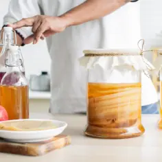 Czy kombucha jest zdrowa? Odkryj korzyści i ryzyka związane z piciem