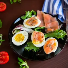 Jajka na twardo z łososiem i sałatą, idealne na śniadanie zgodne z dieta niskowęglowodanowa przepisy.