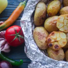 Pieczone ziemniaki w folii z czosnkiem, pomidorami i papryką. Czy ziemniaki tuczą? Zależy jak je przygotujesz!