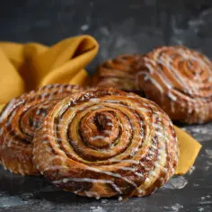 Pyszne cynamonki z lukrem, idealne na deser. Zastanawiasz się, ile mają cynamonka kcal?