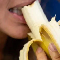 Kobieta je banana. Czy cukrzyk może jeść banany? Tak, ale z umiarem i po konsultacji z lekarzem.