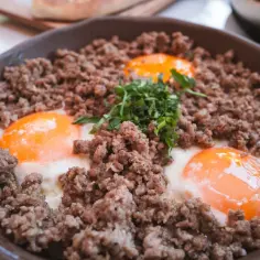 Mielone mięso z jajkami sadzonymi i ziołami, idealne na dietę braci rodzeń.