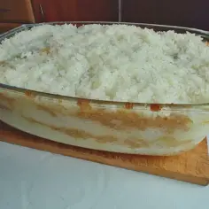 Zapiekany ryż z jabłkiem i cynamonem w szklanej formie, gotowy do podania.
