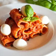 Rigatoni z aromatycznym, czerwonym pesto, kulkami mozzarelli i świeżą bazylią. Pyszne danie, które zachwyci każdego miłośnika makaronu.