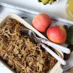 Pyszna szarpana wieprzowina, idealna na obiad. Obok jabłka i napój.
