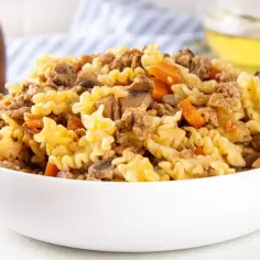 Szybki obiad jednogarnkowy z makaronem, mielonym mięsem, pieczarkami i marchewką.