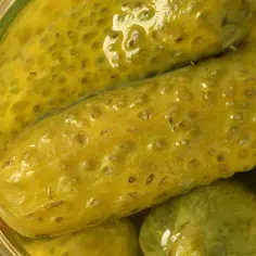 Słoik z ogórkami małosolnymi. Niska zawartość kcal sprawia, że to zdrowa przekąska.