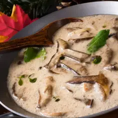 Aksamitny sos grzybowy z suszonych grzybów, idealny do jesiennych dań. Przepis na ten aromatyczny dodatek.