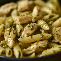 Penne z kurczakiem w sosie pesto ze słoika. Szybki i smaczny obiad.