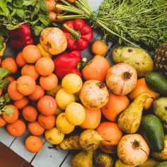 Kolorowy post Daniela: świeże pomarańcze, cytryny, granaty, papryki, mango, awokado, gruszki, ananas i zioła.