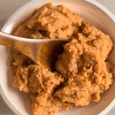 Miso w misce, gotowe do użycia. Zawiera genisteinę, cenny izoflawonoid.