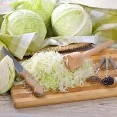 Ile soli na kg kiszonej kapusty? Odkryj idealne proporcje!