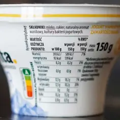 Jogurt waniliowy skyr 150g. Wartość energetyczna 139 kcal w porcji. Idealny na szybką przekąskę.