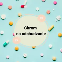 Kolorowe tabletki i kapsułki rozsypane na jasnoniebieskim tle. W centrum okrągła grafika z napisem "Chrom na odchudzanie".
