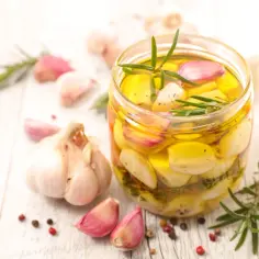 Zielona oliwa jak zrobić - sprawdzony przepis na aromatyczną oliwę ziołową
