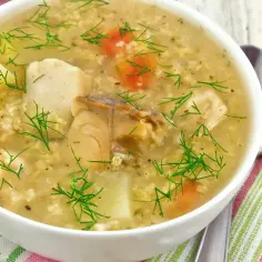 Aromaticzny krupnik z rybą, ziemniakami i marchewką, ozdobiony świeżym koperkiem. Idealny przepis, jak ugotować krupnik.