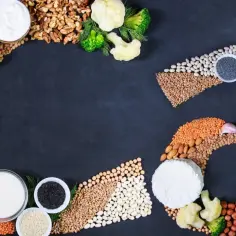 Produkty bogate w wapń: nabiał, orzechy, migdały, nasiona, rośliny strączkowe, brokuły.