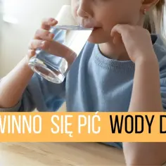 Dziecko pije wodę z szklanki. Dowiedz się, ile wody dziennie powinno się pić dla zdrowia.