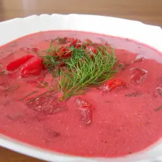 Pyszna zupa z botwiny z ziemniakami, udekorowana świeżym koperkiem. Idealna na chłodne dni.