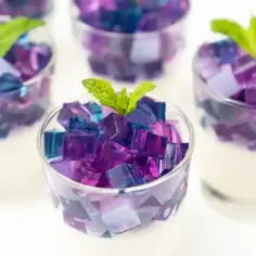 Kolorowa galaretka w pucharkach, z miętą. Idealna na deser, niskie galaretka kcal.