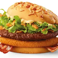 Potężny burger z chrupiącym plackiem, soczystą wołowiną, sałatą i bekonem. Prawdziwy drwal kcal!