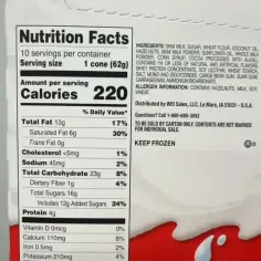 Kinder Bueno kcal: 220 na porcję. Tabela wartości odżywczych pokazuje składniki i kaloryczność.