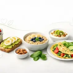 Zdrowe śniadanie na redukcji: owsianka, jogurt z kiwi, omlet, tosty z awokado i jajkiem, nasiona chia z owocami i migdały.