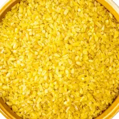 Złocista kasza bulgur w ceramicznej misce, gotowa do gotowania. Idealna baza do zdrowych dań.