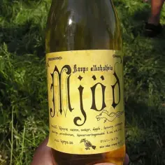 Butelka miodu pitnego, trójniak, z etykietą w stylu średniowiecznym.