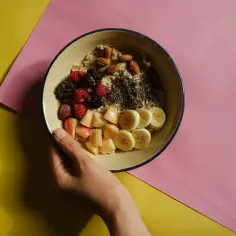 Miseczka owsianki z owocami, orzechami i nasionami chia. Idealne śniadanie dla osób dbających o dietę bogatoresztkową.