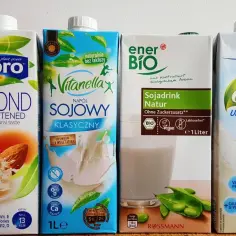 Które mleko jest najzdrowsze? Na półce cztery napoje roślinne: migdałowe Alpro, sojowe Vitanellax, sojowe Ener Bio i sojowe Milbona.