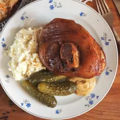 Najlepsza golonka gotowana i pieczona, podana z puree, ogórkami kiszonymi i musztardą. Prawdziwa uczta dla podniebienia!