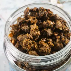 Słoik pełen grudek propolisu. Zastanawiasz się, propolis co to? To naturalny produkt pszczeli o wielu właściwościach.