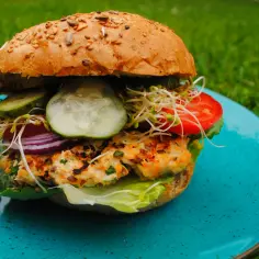 Pyszne burgery z grilla z chrupiącą bułką, soczystym kotletem, świeżymi warzywami i kiełkami. Idealne na letni piknik.