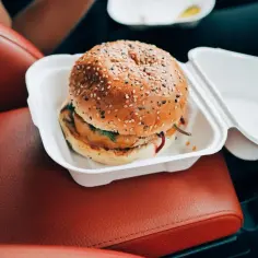 Burger w białym pudełku, idealny na szybki posiłek. Zastanawiasz się nad big mac kcal?