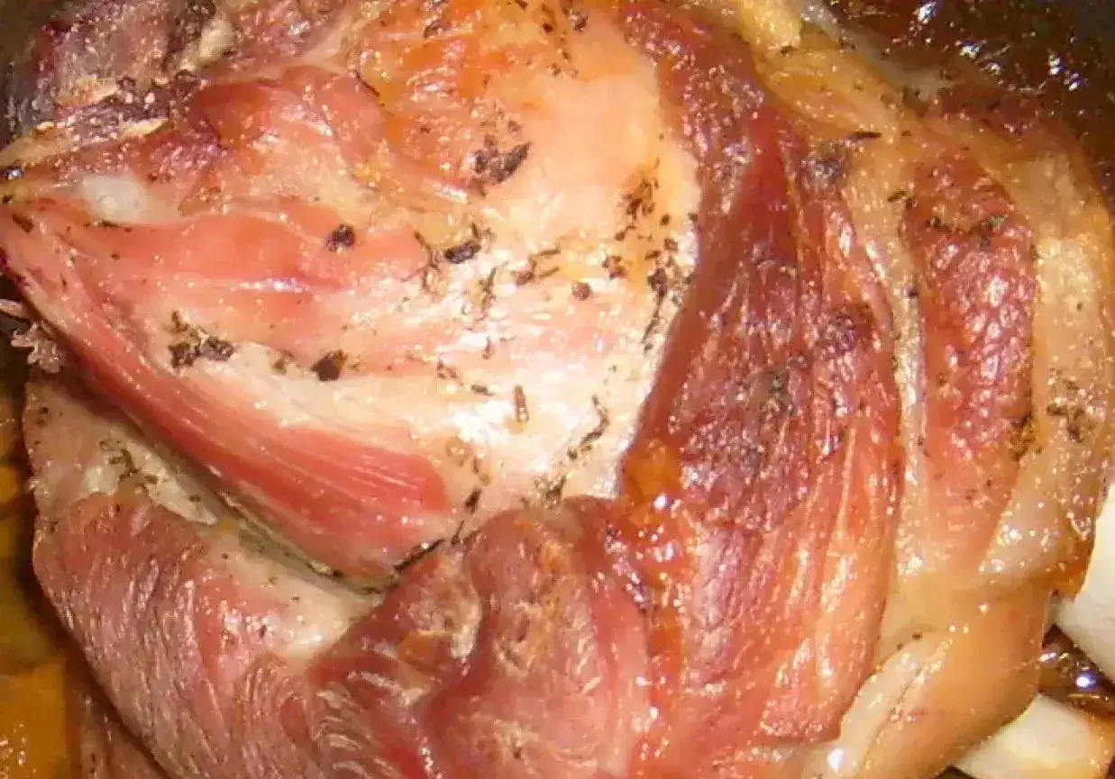 Soczysta, najlepsza golonka gotowana i pieczona, z chrupiącą skórką i aromatycznymi przyprawami. Idealna na obiad.